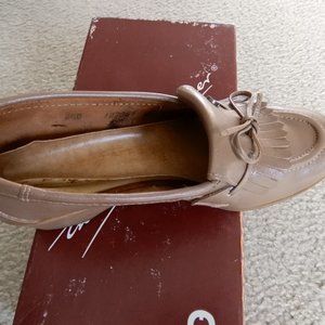 WEDGE HEEL CASUAL SHOE w/TIE FRONT - 6.5M